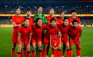 国际足坛女运动员在对抗中展现出色意识