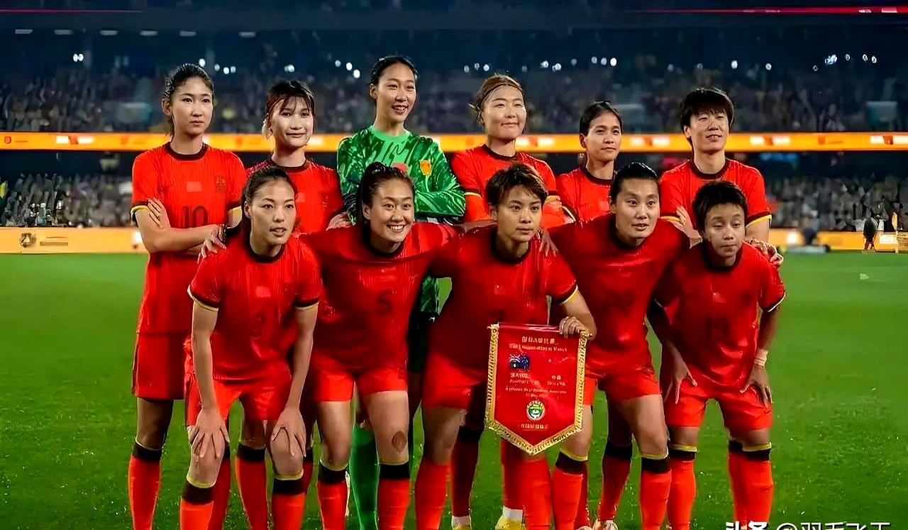 国际足坛女运动员在对抗中展现出色意识
