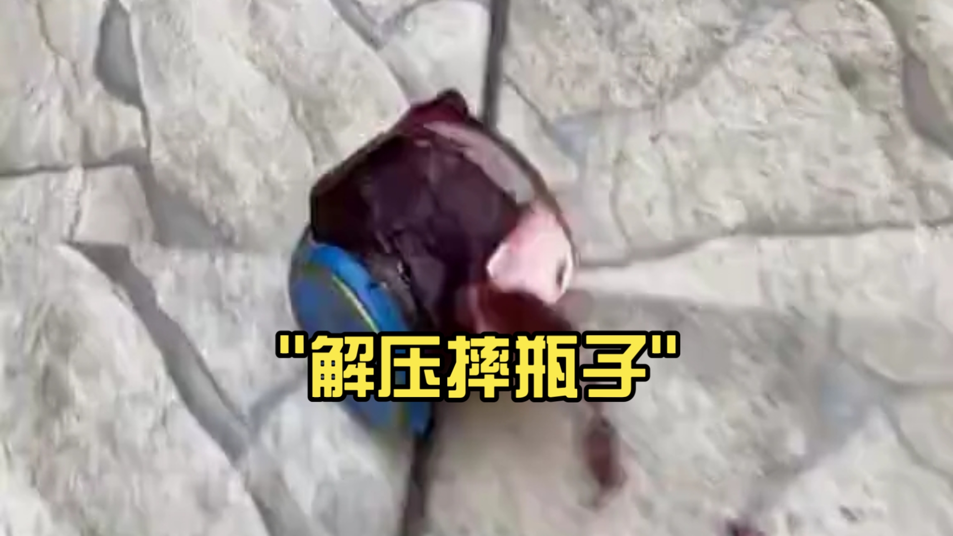 巴萨场边指挥情绪激动，曼联队员怒摔水瓶！的简单介绍